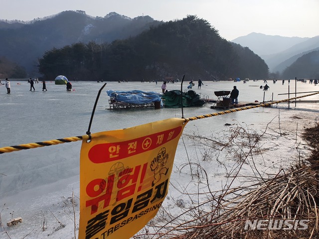 [춘천=뉴시스] 한윤식 기자 = 스키장 셧다운 나흘째인 27일 오후 강원 춘천시 서면 오월리 춘천호에서 시민들이 얼음낚시를 즐기고 있다. 2020. 12. 27. ysh@newsis.com 