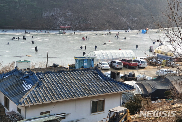 [춘천=뉴시스] 한윤식 기자 = 스키장 셧다운 나흘째인 27일 오후 강원 춘천시 서면 오월리 춘천호에서 시민들이 얼음낚시를 즐기고 있다. 2020. 12. 27. ysh@newsis.com 