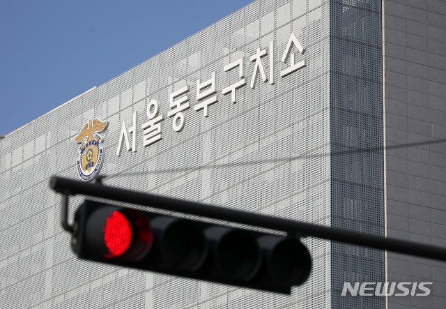 [서울=뉴시스]김선웅 기자 = 서울동부구치소에서 발생한 코로나19 확진 수용자들이 경북 청송군 진보면에 있는 경북북부 제2교도소로 이송될 것으로 알려졌다. 27일 서울 송파구 서울동부구치소의 모습. 2020.12.27. mangusta@newsis.com