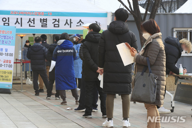 [서울=뉴시스] 박민석 기자 =  하루 신종 코로나바이러스 감염증(코로나19) 신규 확진자가 970명으로 집계된 27일 오후 서울 중구 서울광장에 마련된 코로나19 임시선별검사소에서 시민들이 검사를 받기 위해 줄을 서 있다. 2020.12.27. mspark@newsis.com