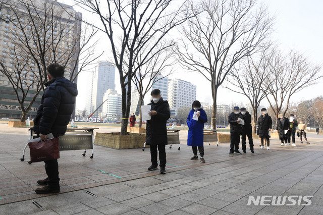 [서울=뉴시스] 박민석 기자 =  하루 신종 코로나바이러스 감염증(코로나19) 신규 확진자가 970명으로 집계된 27일 오후 서울 중구 서울광장에 마련된 코로나19 임시선별검사소에서 시민들이 검사를 받기 위해 줄을 서 있다. 2020.12.27. mspark@newsis.com