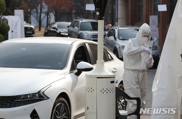 [서울=뉴시스] 고승민 기자 = 서울 노원구(구청장 오승록)가 코로나19 검사를 확대하기 위해 공릉동 서울과학기술대학교 체육관 앞에 드라이브 스루 방식의 임시선별검사소 운영을 시작한 이튿날인 27일 차량을 이용해 이곳에 온 시민들이 검사를 받고 있다. 2020.12.27. kkssmm99@newsis.com