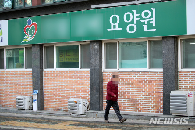 [서울=뉴시스]김선웅 기자 = 서울 양천구의 한 요양원에서 26명의 코로나19 확진자가 발생해 시설이 코호트(동일집단) 격리에 들어갔다. 27일 서울 양천구에 위치한 해당 요양시설의 모습. 2020.12.27. mangusta@newsis.com