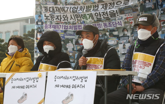 [서울=뉴시스] 김진아 기자 = 고 이한빛 PD 부친 이용관씨가 27일 오후 서울 여의도 국회 본관 앞에서 열린 단식 17일차 중대재해기업처벌법 연내 입법 촉구 입장 발표 기자회견에서 발언하고 있다. 왼쪽부터 강은미 정의당 원내대표, 김미숙 김용균재단 이사장, 고 이한빛 PD 부친 이용관씨, 이상진 민주노총 부위원장. (공동취재사진) 2020.12.27. photo@newsis.com