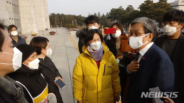 [서울=뉴시스] 김진아 기자 = 당정 협의를 위해 국회를 방문했던 노영민 청와대 비서실장이 27일 서울 여의도 국회 본관 앞에서 '중대재해 기업 처벌법' 재정을 위해 단식 투쟁중인 강은미 정의당 원내대표와 故김용균 씨의 어머니 김미숙 씨를 만나고 있다. (사진=정의당 제공) 2020.12.27. photo@newsis.com