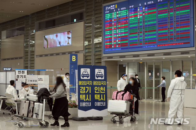 [인천공항=뉴시스] 이윤청 기자 = 해외입국자들이 지난 27일 인천국제공항에서 해외입국자 교통수단 안내를 받고 있다. 2020.12.27. radiohead@newsis.com