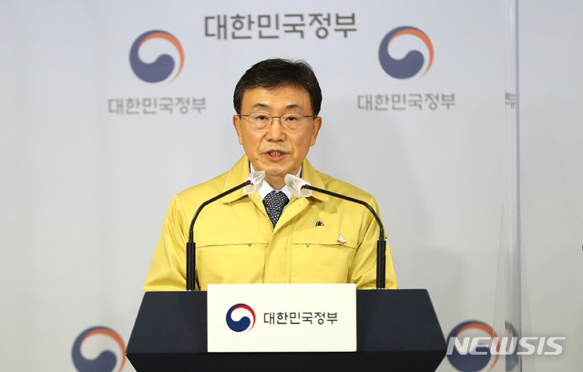 [서울=뉴시스] 조수정 기자 = 권덕철 중앙재난안전대책본부 1차장(보건복지부 장관)이 지난달 27일 오후 서울 종로구 정부서울청사에서 코로나19 대응 온라인 정례브리핑을 하고 있다. (공동취재사진) 2020.12.27. photo@newsis.com