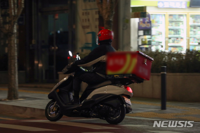 [서울=뉴시스] 이윤청 기자 = 서울 시내에서 배달 오토바이가 달리고 있다. 2020.12.27. radiohead@newsis.com
