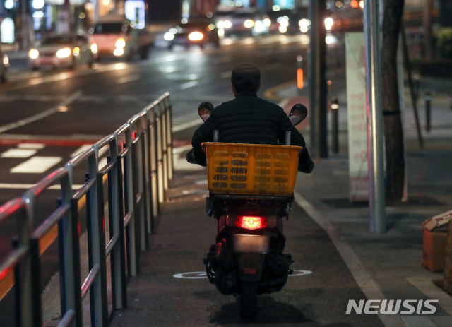 [서울=뉴시스] 이윤청 기자 = 배달 오토바이의 모습. 2020.12.27. radiohead@newsis.com