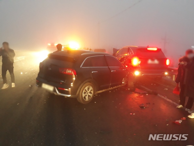 [영천=뉴시스]김정화 기자 = 경북 영천에서 28일 오전 6시53분께 영천시 녹전교 인근에서 14중 추돌 교통사고 발생했다. (사진 = 경상북도소방본부 제공) 2020.12.28. photo@newsis.com