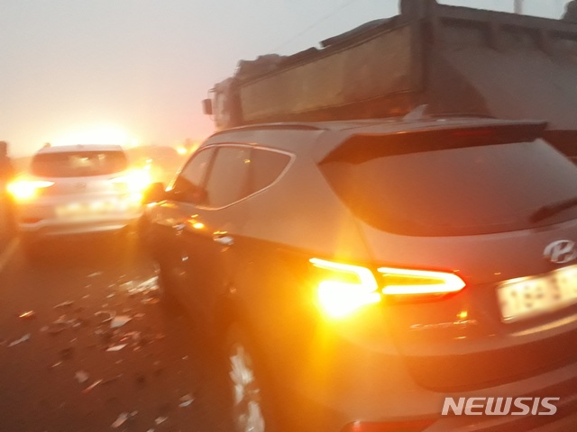 [영천=뉴시스]김정화 기자 = 경북 영천에서 28일 오전 6시53분께 영천시 녹전교 인근에서 14중 추돌 교통사고 발생했다. (사진 = 경상북도소방본부 제공) 2020.12.28. photo@newsis.com