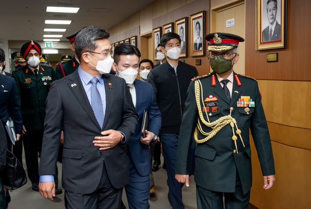 [서울=뉴시스] 서욱 국방장관, 인도육군참모총장 접견. 2020.12.28. (사진=국방부 제공)