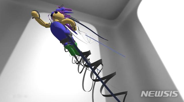 [서울=뉴시스] 퀘스트, '구애(求愛)스트', 신기운 작품. 작가는 서울대학교 미술대학 조소과 및 동 대학원을 졸업하고 런던대학교 골드스 미스 컬리지에서 MFA를 마쳤다.2007년 중앙미술대전에서 대상을 수상한 이래 2010 년 영국의 블룸버르 뉴 컨템포러리 미술상, 2012년 SIA Media Artist Award를 수상하였다. 주로 시간, 현실, 존재, 일루젼, 사라짐 이 다섯 가지 주제를 중심으로 작업을 진행해 왔다. 작품의 출발은 비디오에서 물체를 가는 것에서 시작되었지만 이후 작가는 액체의 증발로 발전시킨 후 슬로우 모션 비디오 작품으로 관심 주제를 표현하고 있다. 최근 노르웨이의 라데몬 아티스트 레지던스 프로그램에 참여하였으며 최근 2017년 <세상은 회색이다.>, 윌링앤딜링과 2012년 싱가폴 아트센터 에스플라나드 <이동/정지된-이동>, 2020년 스페이스바<정직한 탐구생활>, 아트스페이스펄<무에서 그무엇으로 그모든것으로> 개인전을 포함하여 <The Thermocline of Art - New Asian Waves> ZKM, 서울로미디어켄버스<네이처 프로젝트 공모>등 다수의 국내외 전을 가졌다. 현재 영남대학교 미술대학 트랜스아트 전공을 담당하고 있으며 2014년부터 세운상가의 ‘스페이스바’의 운영작가로 참여하고 있다.