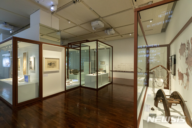 [서울=뉴시스]전시장_우리곁에 있소(사진=국립민속박물관 제공)2020.12.28 photo@newsis.com