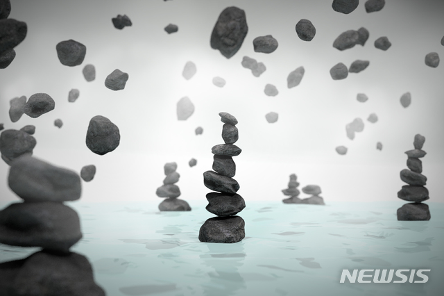 [서울=뉴시스] '퀘스트, '구애(求愛)스트', 이태수. 서울시립대학교 환경조각학과를 졸업하고 동 대학원을 수료했다. 설치작가로서 주로 보여지는 것과 실제 물성의 차이를 통한 감각의 치환에 주목하는 작업을 진행하고 있다. 2020년 갤러리 LAAB 개관전, 쿤스트원 갤러리 개인전을 비롯해 여섯 번의 개인전을 가졌다. 독일 초이앤라거 갤러리 3인전 전, 스페이스 K 전, 인사아트센터 3인전 , 호반아트리움 Art M <봄, 기다림>전, 파리 , 춘천 MBC <2019 한국현대조각초대전>, 예술가방 전, 9P 갤러리 개관기념전, 신미술관 전, 이천 아트홀 아트갤러리 <국제 조각 심포지엄 특별전>을 비롯한 국내외 다수 기획전에 참여했다.