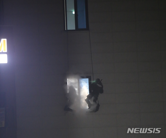 [청주=뉴시스] 조성현 기자 = 충북 청주에서 건물에 인화물질을 뿌리고 폭파하겠다고 위협한 30대 남성이 경찰과 12시간 가량의 대치 끝에 경찰특공대에 의해 검거됐다. 2020.12.28. jsh0128@newsis.com