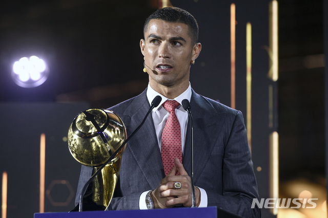 [두바이=AP/뉴시스]크리스티아누 호날두(유벤투스)가 27일(현지시간) 아랍에미리트 두바이에서 열린 '두바이 글로브 사커 어워즈'에서 '21세기 최고 선수상'을 받고 소감을 말하고 있다. 2020.12.28.