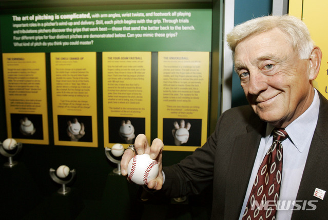 [클리블랜드=AP/뉴시스]필 니크로가 너클볼 그립을 쥐고 있다. 