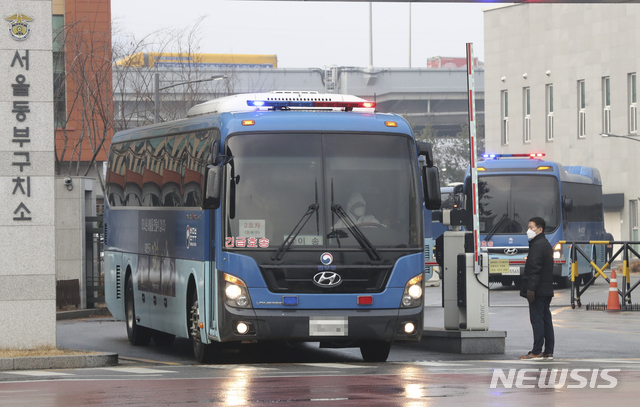 [서울=뉴시스]최진석 기자 = 서울 동부구치소 신종 코로나바이러스 감염증(코로나19) 확진 수용자들의 경북 청송군 경북북부 제2교도소로의 이송이 시작된 28일 서울 동부구치소에서 호송버스가 나오고 있다. 정부는 지난 25일 독거시설(독방) 구조로 된 경북북부 제2교도소를 동부구치소에서 코로나19 확진 판정을 받은 수용자를 위한 생활치료센터로 지정한 바 있다. 2020.12.28. myjs@newsis.com