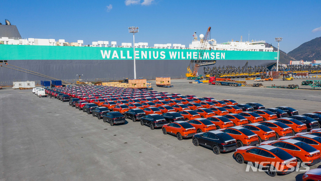 [서울=뉴시스]사진은 르노삼성자동차의 소형 SUV XM3가 선적되는 모습. 2020.12.28. (사진=르노삼성자동차 제공) photo@newsis.com