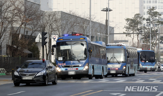 [서울=뉴시스]최진석 기자 = 서울 동부구치소 신종 코로나바이러스 감염증(코로나19) 확진 수용자들의 경북 청송군 경북북부 제2교도소로의 이송이 시작된 28일 서울 동부구치소에서 호송버스가 나오고 있다. 정부는 지난 25일 독거시설(독방) 구조로 된 경북북부 제2교도소를 동부구치소에서 코로나19 확진 판정을 받은 수용자를 위한 생활치료센터로 지정한 바 있다. 2020.12.28. myjs@newsis.com