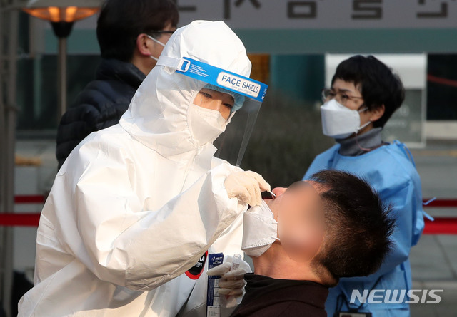 [서울=뉴시스] 박주성 기자 = 지난 28일 오전 서울광장 임시선별진료소에서 시민들이 검사를 받고 있다. 2020.12.28. park7691@newsis.com  