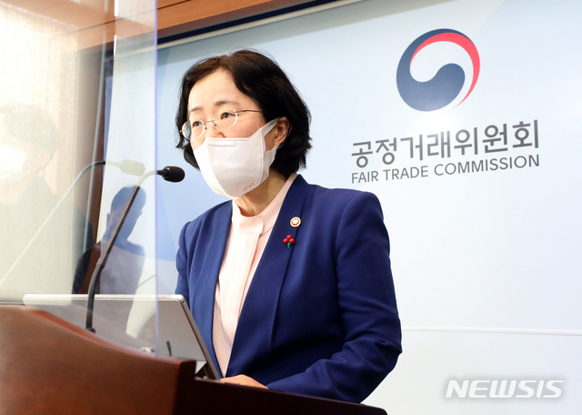 [세종=뉴시스]강종민 기자 = 조성욱 공정거래위원장이 28일 오전 정부세종청사에서 배달의민족과 요기요 배달앱 사업자간 기업결합을 조건부로 승인한다고 밝히고 있다. 2020.12.28.&nbsp; ppkjm@newsis.com