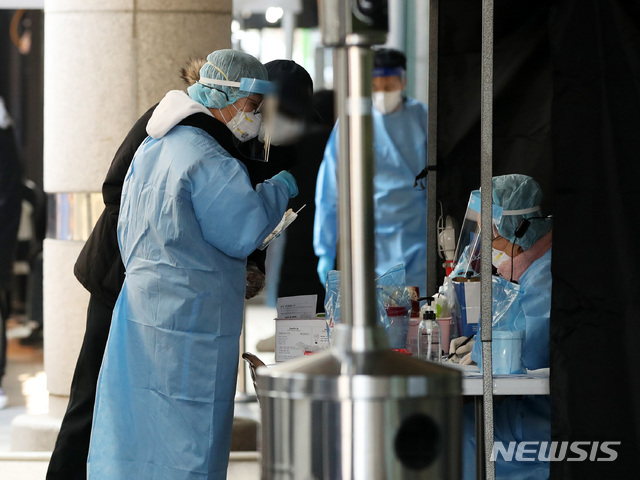 [서울=뉴시스] 고범준 기자 = 서울의 코로나19 신규 확진자가 301명으로 집계된 28일 서울 동작구 동작구보건소 신종 코로나 바이러스 감염증(코로나19) 선별진료소에서 의료진들이 분주히 움직이고 있다. 2020.12.28. bjko@newsis.com