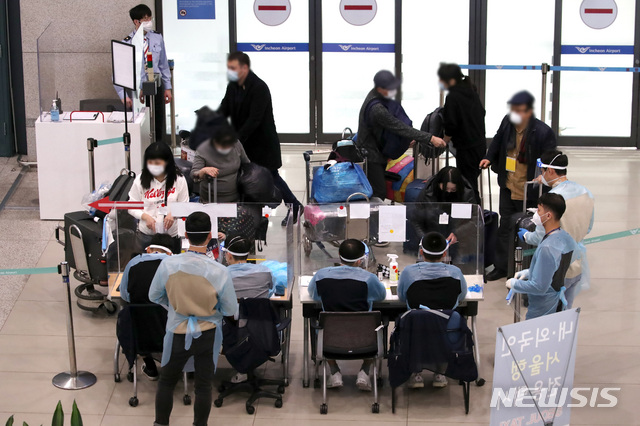 [인천공항=뉴시스]김선웅 기자 = 영국발 입국 확진자로부터 코로나19 변이 바이러스가 확인된 가운데 지난 28일 인천국제공항에서 해외발 입국자들이 입국하고 있다. 2020.12.29. mangusta@newsis.com