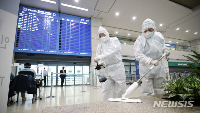 [인천공항=뉴시스]김선웅 기자 = 영국발 입국 확진자로부터 코로나19 변이 바이러스가 확인된 가운데 28일 인천국제공항입국장에서 방역 관계자들이 방역작업을 하고 있다. 2020.12.28. mangusta@newsis.com