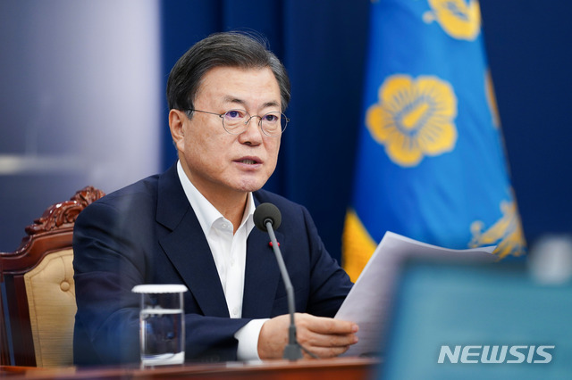 [서울=뉴시스]박영태 기자 =문재인 대통령이 지난 28일 오후 청와대 여민관에서 열린 수석·보좌관회의를 주재하고 있다. 2020.12.28. since1999@newsis.com