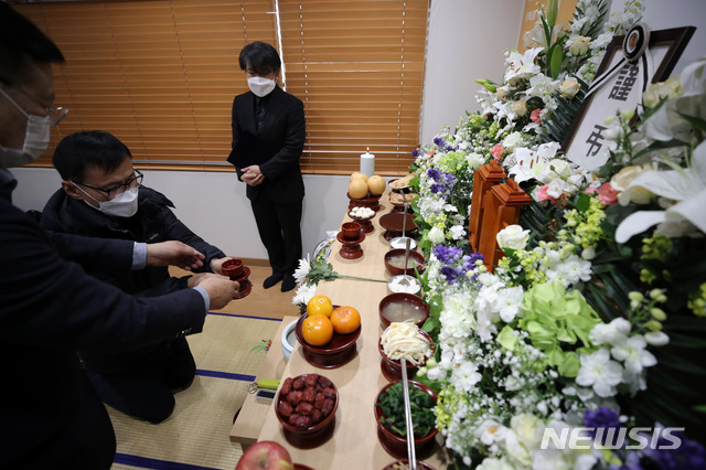 서울시립승화원에 마련된 무연고 사망자를 위한 빈소에서 고 최운수님과 고 이병구 님의 발인제가 엄수되고 있다.