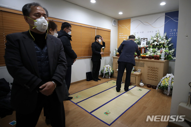 참석자들이 서울시립승화원의 무연고 사망자를 위한 빈소에서 엄수된 고 최운수님과 고 이병구 님의 발인제에서 헌화하고 있다.