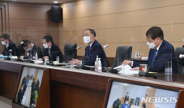 [서울=뉴시스]홍남기 부총리 겸 기획재정부 장관이 28일 세종시 정부세종청사 기재부 대회의실에서 세종-서울간 화상회의로 열린 확대간부회의를 주재하고 있다. 2020.12.28. (사진=기획재정부 제공) photo@newsis.com