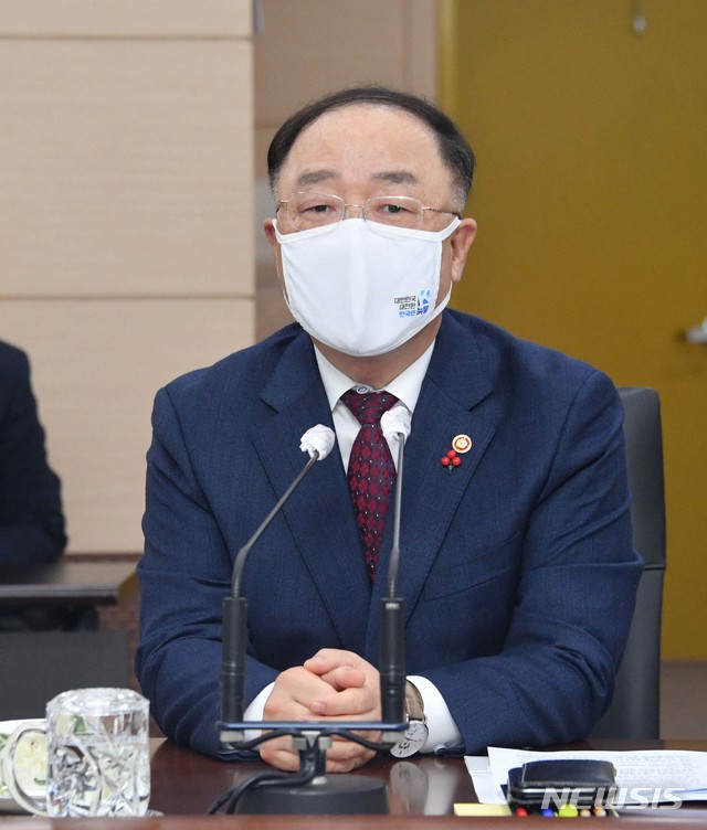 [서울=뉴시스]홍남기 부총리 겸 기획재정부 장관이 28일 세종시 정부세종청사 기재부 대회의실에서 세종-서울간 화상회의로 열린 확대간부회의를 주재하고 있다. 2020.12.28. (사진=기획재정부 제공) photo@newsis.com