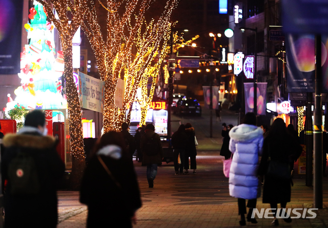 [서울=뉴시스]배훈식 기자 = 지난해 12월28일 오후 서울 중구 명동거리 모습. 2020.12.28. dahora83@newsis.com