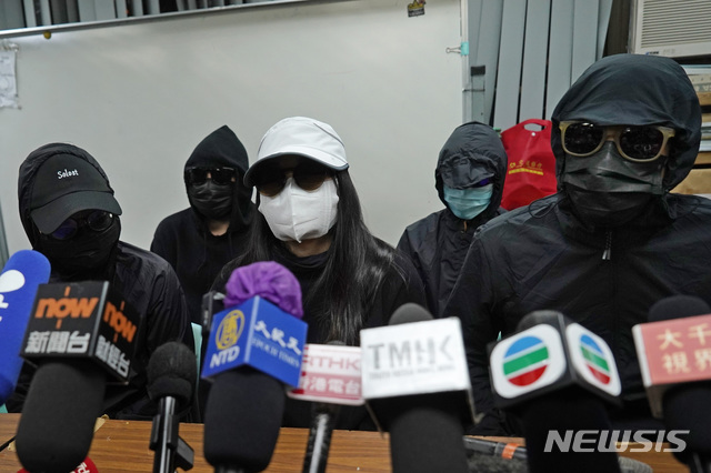 [홍콩=AP/뉴시스] 지난 8월 쾌속정을 이용해 대만 망명을 시도하다가 바다에서 중국 해경에 붙잡힌 홍콩 청년 10명이 29일 오후 광둥성 선전시에서 재판을 받았다. 청년들의 가족이 이날 홍콩에서 기자회견을 열고 있다. 2020.12.29 