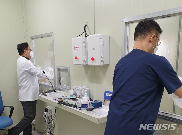 [천안=뉴시스]이종익 기자 = 충남 천안시의사회 회원들이 병천면에 설치된 임시선별진료소에서 코로나19 검사를 진행하고 있다.뉴시스DB.