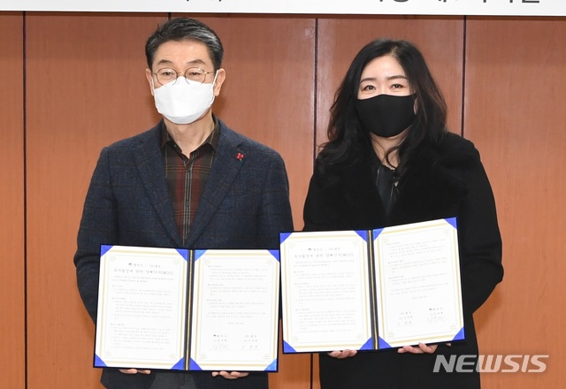  [영주=뉴시스] 김진호 기자 = 장욱현 영주시장과 우연희 ㈜정우 대표가 29일 영주시청 제1회의실에서 영주글로벌힐링타운사업 투자양해각서(MOU)를 체결하고 있다. (사진=영주시 제공) 2020.12.29 photo@newsis.com