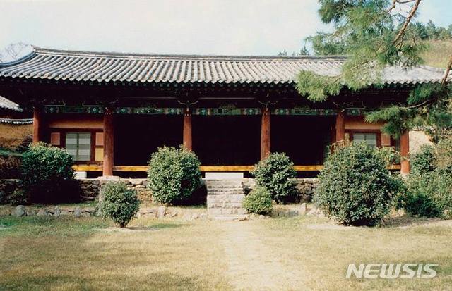 [창원=뉴시스] 국가지정문화재 보물 제2095호로 지정된 '밀양향교 명륜당'.(사진=경남도 제공) 2020.12.29.&nbsp; photo@newsis.com 