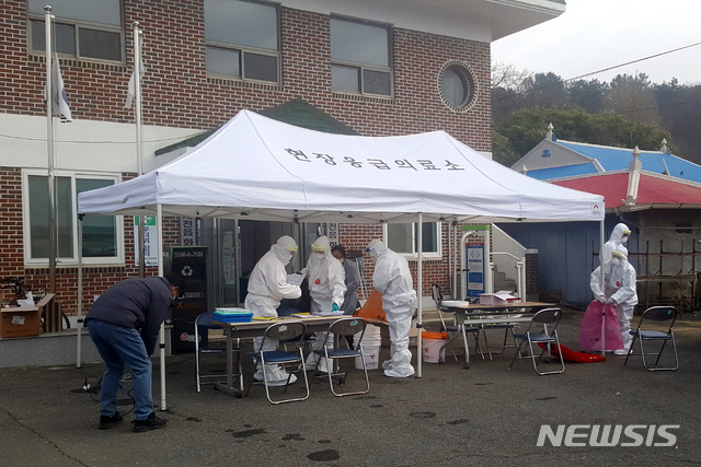 [서천=뉴시스] 충남 서천군 화금2이 마을에 임시 선별진료소가 운영되고 있다. (사진= 서천군 제공)
