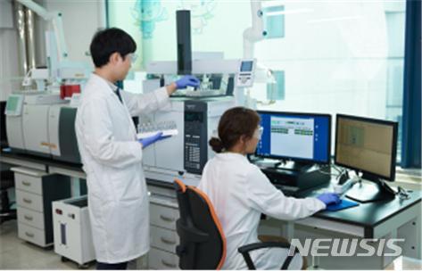 [서울=뉴시스] 서울물연구원에서 직결급수 아파트에 대한 정밀수질검사를 실시하는 모습. (사진=서울시 제공) 2020.12.29. photo@newsis.com 