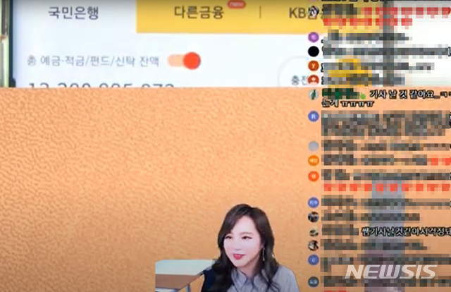 [서울=뉴시스]이투스교육 소속 이지영 강사가 지난 28일 유튜브 방송에서 자신의 통장 잔액을 공개하는 모습. 파일로 가려진 숫자를 통해 100억원대임을 유추할 수 있다. 이 강사는 지난 28일 자신의 유튜브 채널에서 '구독자 14만 기념 지영쌤 큐엔에이 Live' 방송을 진행했다. (사진=유튜브 이지영 채널 캡쳐). 2020.12.30.photo@newsis.com