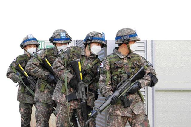 [서울=뉴시스] 육군이 강한 예비전력 육성을 위해 교전훈련 장비를 대거 전력화했다. 사진은 육군55사단 장병들이 전자탄창, 레이저 발사기 등의 장비를 착용하고 교전훈련을 하는 모습. 2020.12.29. (사진=정현목 대위 제공)