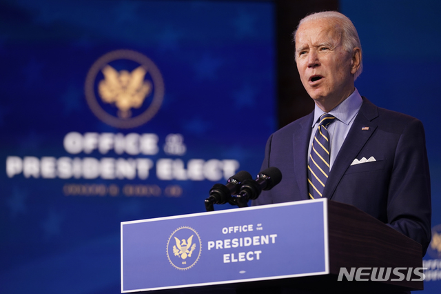  [윌밍턴=AP/뉴시스]조 바이든 미국 대통령 당선인이 28일(현지시간) 델라웨어 윌밍턴 퀸 극장에서 연설하고 있다. 2020.12.29. 