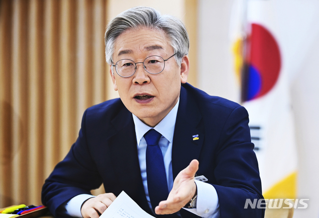 [수원=뉴시스] 김종택기자 = 이재명 경기도지사가 뉴시스와 가진 인터뷰에서 올해 역점사업에 대해 설명하고 있다. 2020.12.29. jtk@newsis.com