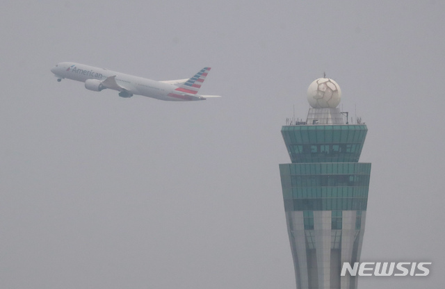 [인천공항=뉴시스] 고승민 기자 = 수도권 미세먼지 '보통', 초미세먼지 '나쁨'을 기록하고 있는 지난해 12월29일 인천국제공항 제1터미널에 미세먼지와 안개가 자욱하다. 2021.01.05. kkssmm99@newsis.com