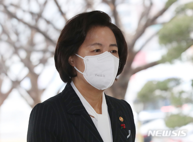 [서울=뉴시스]조수정 기자 = 추미애 법무부장관이 29일 오전 국무회의에 참석하기 위해 서울 세종로 정부서울청사로 들어서고 있다. 2020.12.29. chocrystal@newsis.com