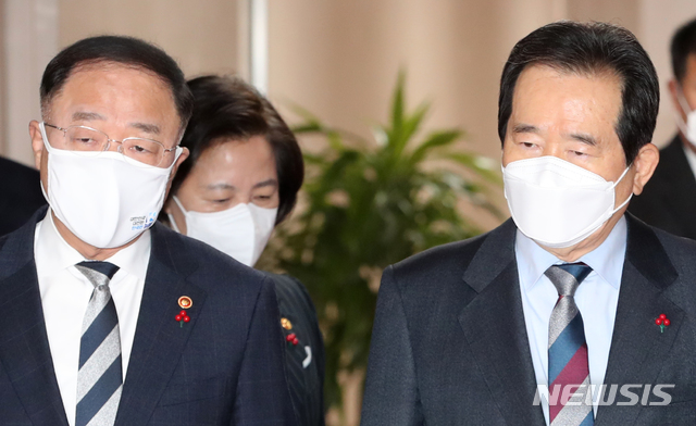 [서울=뉴시스]조수정 기자 = 정세균 국무총리와 홍남기 부총리 겸 기획재정부 장관, 추미애 법무부 장관이 29일 서울 종로구 정부서울청사에서 열린 국무회의에 참석하고 있다. (공동취재사진) 2020.12.29. photo@newsis.com