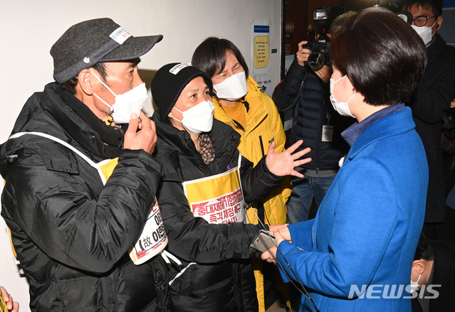 [서울=뉴시스] 김진아 기자 = 백혜련 국회 법사위 법안심사제1소위 위원장이 29일 오전 서울 여의도 국회에서 열린 법제사법위원회 법안심사제1소위원회 참석하며 중대재해기업처벌법 제정을 촉구하는 고 이한빛PD 아버지 이용관 씨, 고 김용균씨 어머니 김미숙 김용균재단이사장, 강은미 정의당 원내대표와 이야기를 나누고 있다. (공동취재사진) 2020.12.29. photo@newsis.com